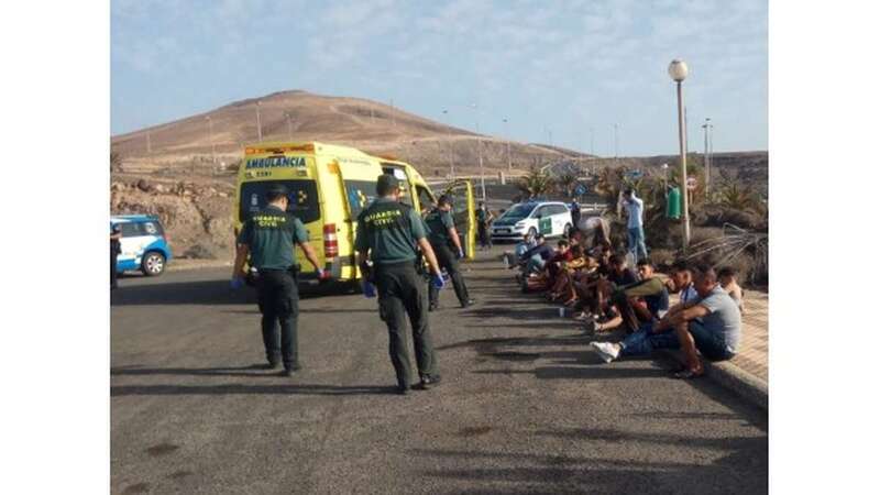 Las personas que llegaron en patera, atendidas en Pájara. (Foto TA)